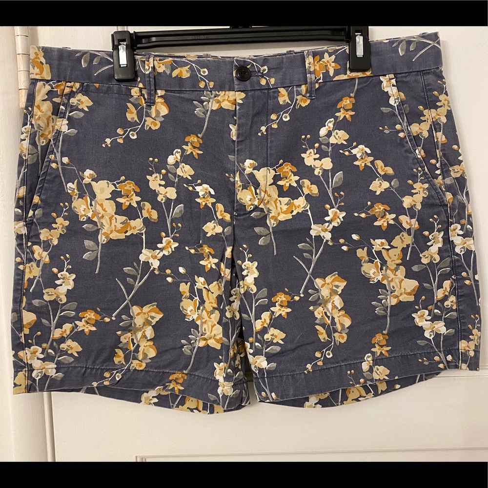 GAP men’s short shorts in floral blue